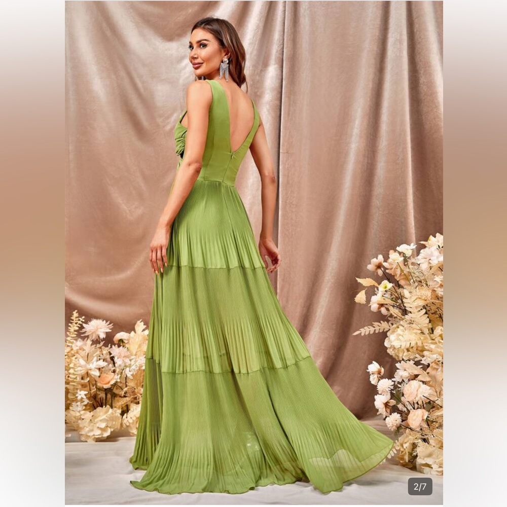 Elegant Green Pleated Maxi Dress
